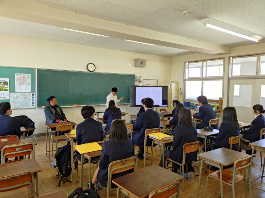 藤岡北高校の教室で造園業の講義を行う有限会社想苑の様子