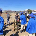 藤岡北高校で有限会社想苑が造園実習を行う様子（2級造園技能士実技試験の指導）