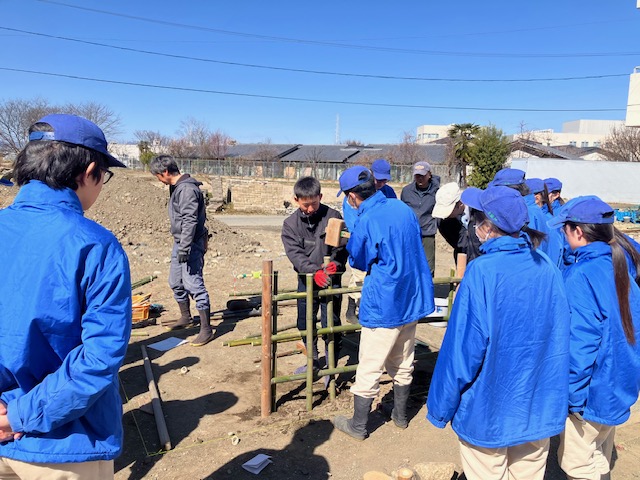 藤岡北高校で有限会社想苑が造園実習を行う様子（2級造園技能士実技試験の指導）