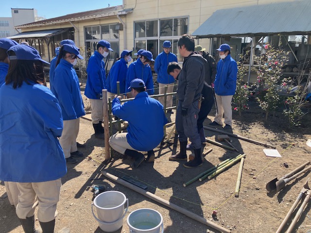 藤岡北高校で高校生に造園技術を指導する有限会社想苑の実習風景