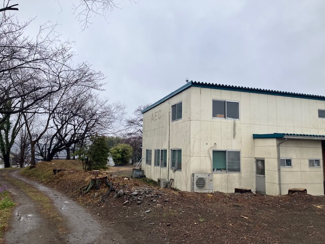 甘楽町F様邸で道路沿いの樹木整理を行った施工後の様子