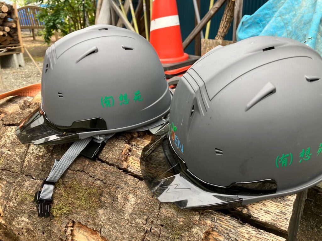 想苑の現場作業で使用する会社ロゴ入りヘルメット